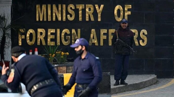 Foreign Office activates special unit to assist Pakistanis stranded in Lebanon