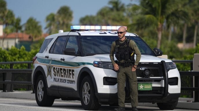 Police stand watch along a road leading to the Mar-a-Lago estate of Republican presidential nominee and US former president Donald Trump, one day after an apparent assassination attempt on September 16, 2024. Photo: VCG