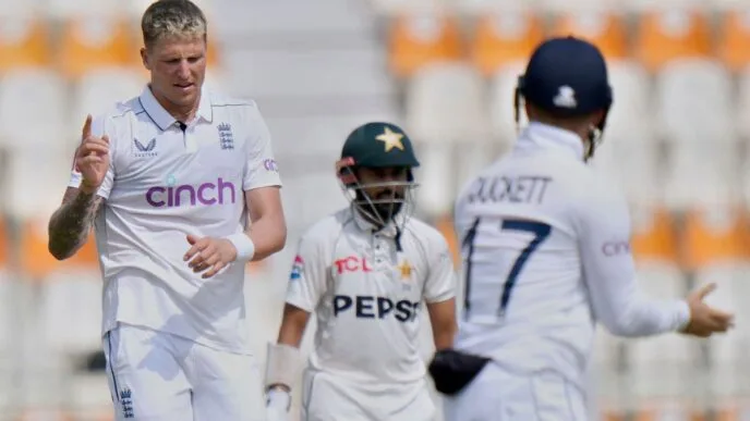 Brydon Carse claims first Test wicket as England fight to slow Pakistan charge