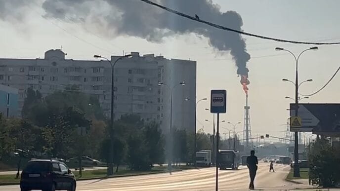 A video screen grab released by Russian media shows smoke billowing from an oil refinery in Moscow, Russia on September 1, 2024. Mayor Sergei Sobyanin earlier said that 10 drones from Ukraine were shot down on approach to Moscow. Fragments of one of the drones damaged a free-standing plant room at the refinery. Photo: IC