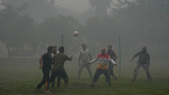 Districts in Pakistan close parks, zoo and schools as residents choke on record-breaking smog wave