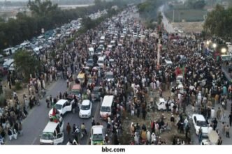 Omar Ayub leads charge against Punjab Police at Hazara Interchange