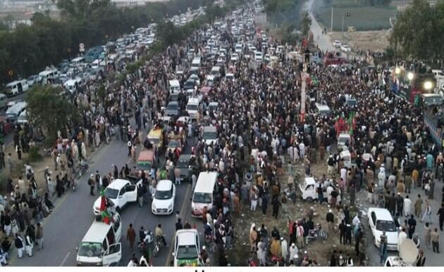 Omar Ayub leads charge against Punjab Police at Hazara Interchange