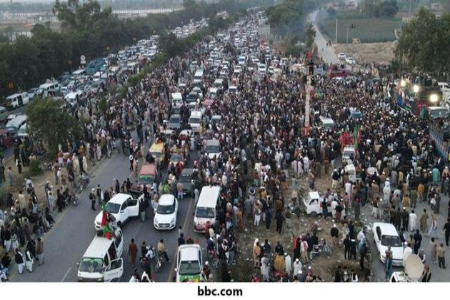 Omar Ayub leads charge against Punjab Police at Hazara Interchange