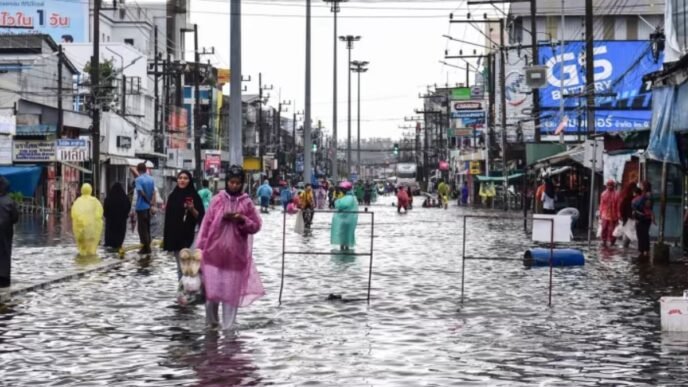 Thailand flooding kills twelve, displaces thousands     