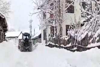 Restoration work underway at Gurez-Bandipora road and Dawar-Tulail road, closed due to snowfall