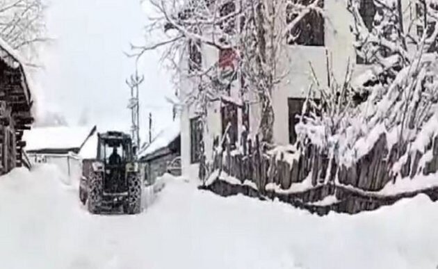 Restoration work underway at Gurez-Bandipora road and Dawar-Tulail road, closed due to snowfall
