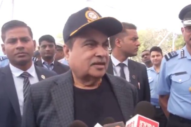 Union Minister Nitin Gadkari pays tribute to soldiers on Veterans Day