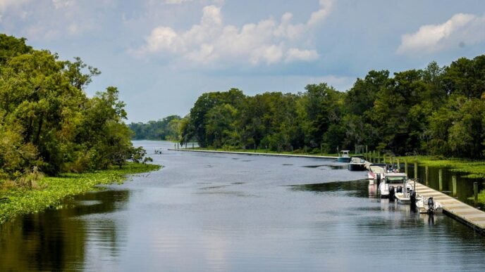 1 dead and 3 missing after boat capsizes in Jacksonville, Florida