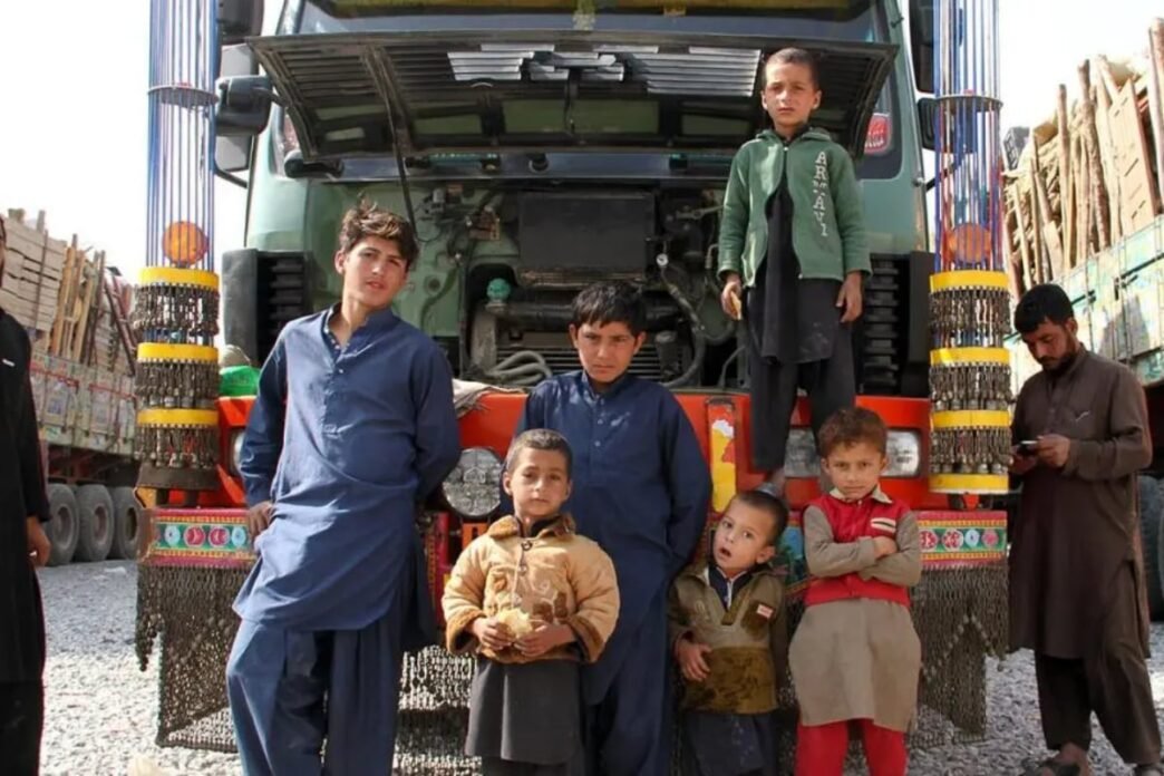 Pakistan hands over 50 children to Afghan authorities