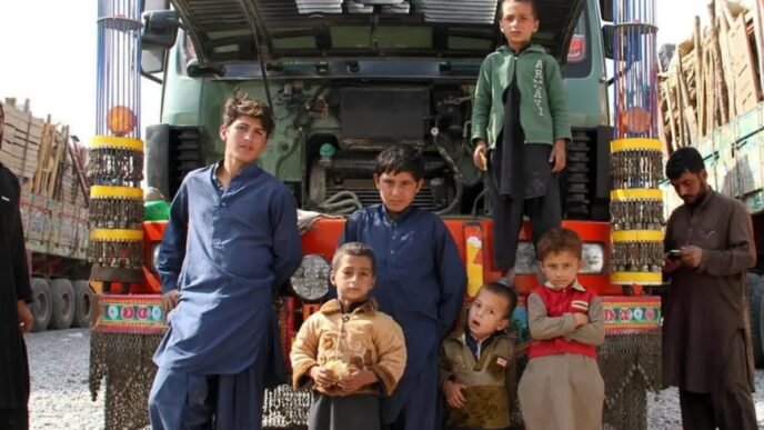 Pakistan hands over 50 children to Afghan authorities