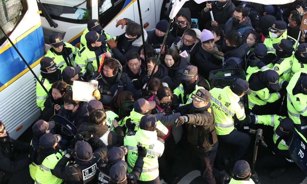 Members from the Korean Confederation of Trade Unions (KCTU) scuffle with police officers during a protest against impeached President Yoon Suk Yeol on January 03, 2025 in Seoul, South Korea. Photo: VCG
