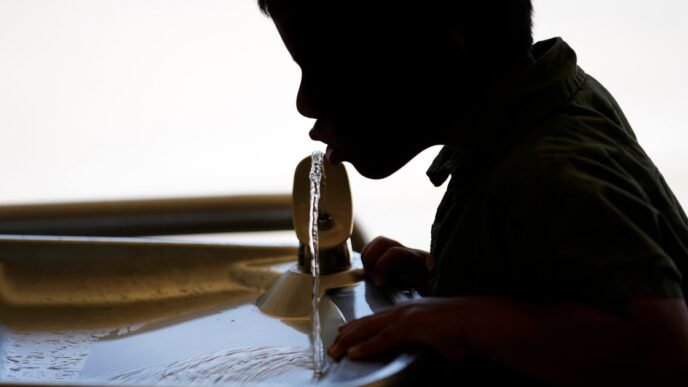 A county in Florida halts water fluoridation amid political pressure