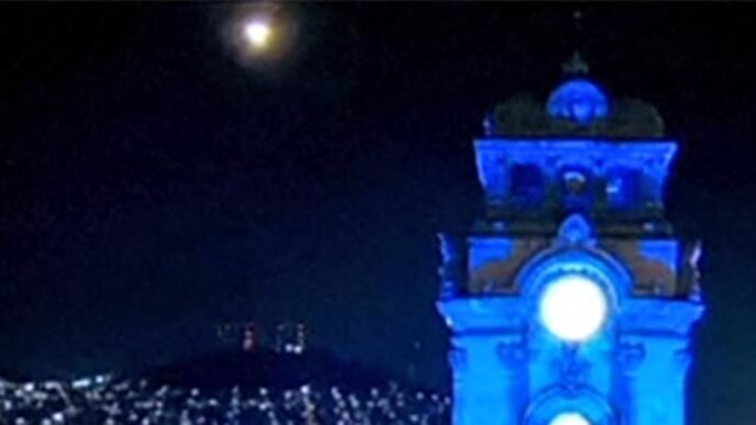 A ‘fireball’ lights up Mexico City skies, sparking awe and plenty of memes