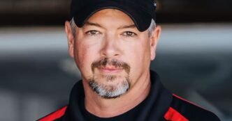 Famed stunt pilot Rob Holland dies in plane crash days before airshow