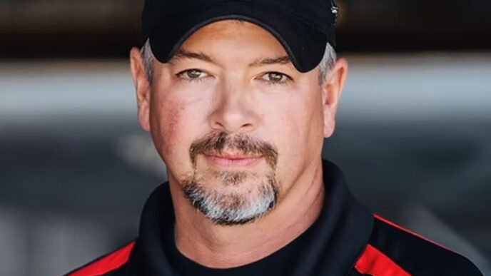 Famed stunt pilot Rob Holland dies in plane crash days before airshow