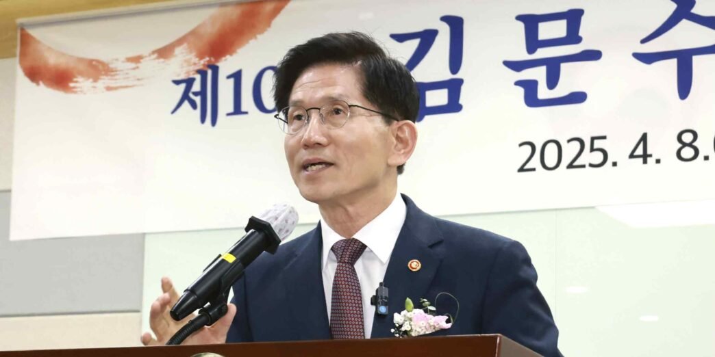 Leading conservative hopeful declares for South Korea election