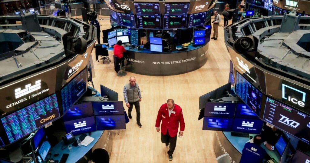 Markets tumble as Trump puts pressure on Federal Reserve