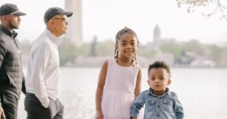 Obama photobombs family's D.C. cherry blossom moment