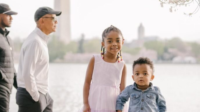 Obama photobombs family's D.C. cherry blossom moment