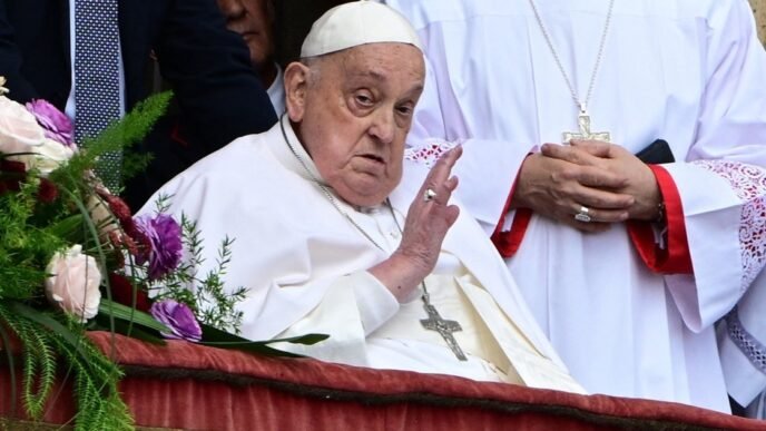 Pope Francis surprises crowd during blessing for Easter services