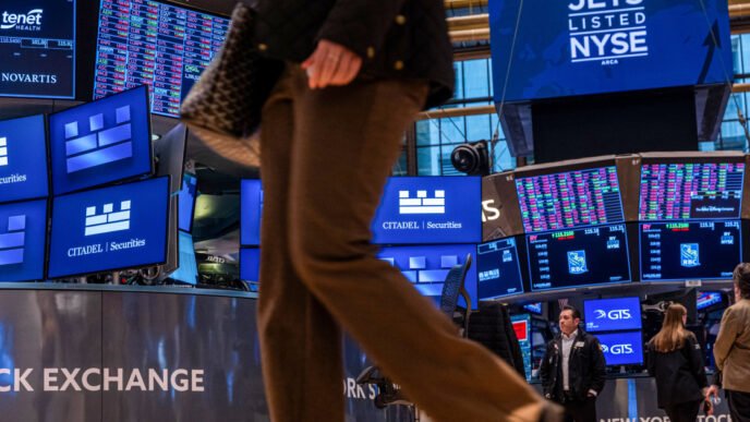 S&P 500 closes higher for a fourth day in a row, notches 4% gain for the week