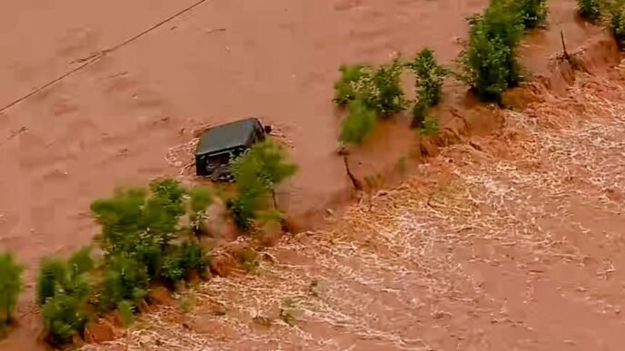 1 dead in flooding in Oklahoma as downpours hit region