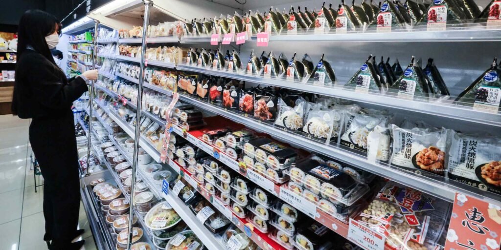 7-Eleven and Japan peers adapt to foreign tourists' tastes and languages