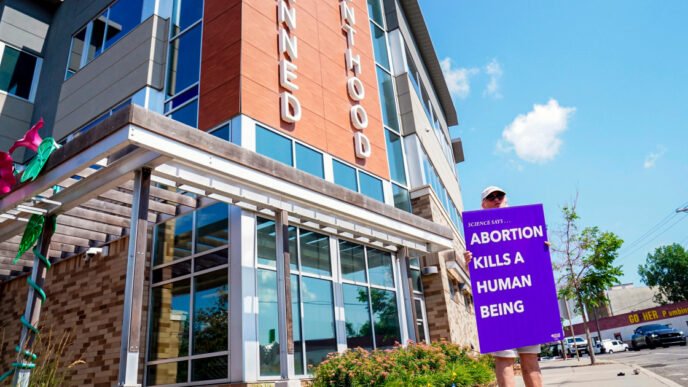 A Planned Parenthood affiliate plans to close 4 clinics in Iowa and another 4 in Minnesota
