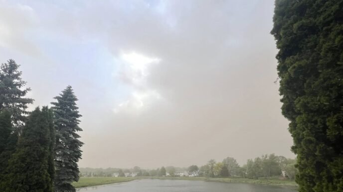 Dust storm covers Chicago with near-zero visibility conditions