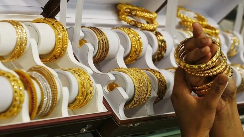 Gold continues to soar in Pakistan