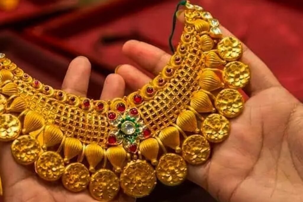 Gold price surge by Rs 3500 per tola in Pakistan