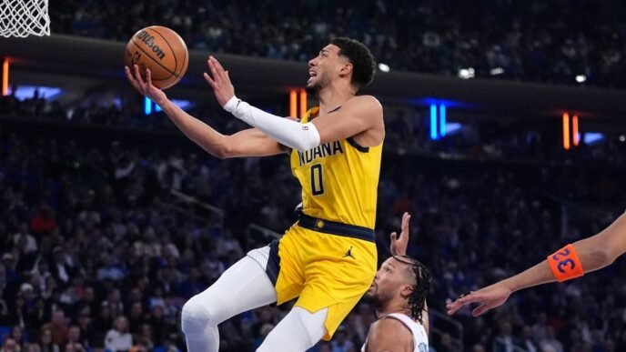 Knicks blow 14-point lead with 3 minutes left in regulation, lose in OT to Pacers in Game 1 of Eastern Conference finals