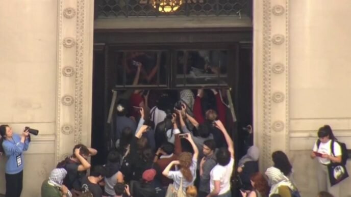 NYPD responds to protesters at Columbia University