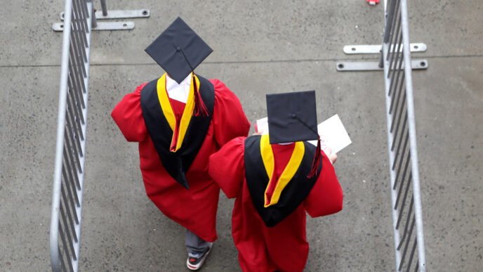New college grads face a tougher job market — again
