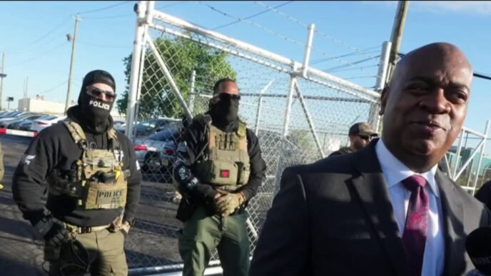 Newark mayor in custody after allegedly trespassing at ICE facility 
