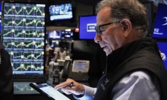Trader Sal Suarino works on the floor of the New York Stock Exchange, Wednesday, April 23, 2025. Photo: VCG