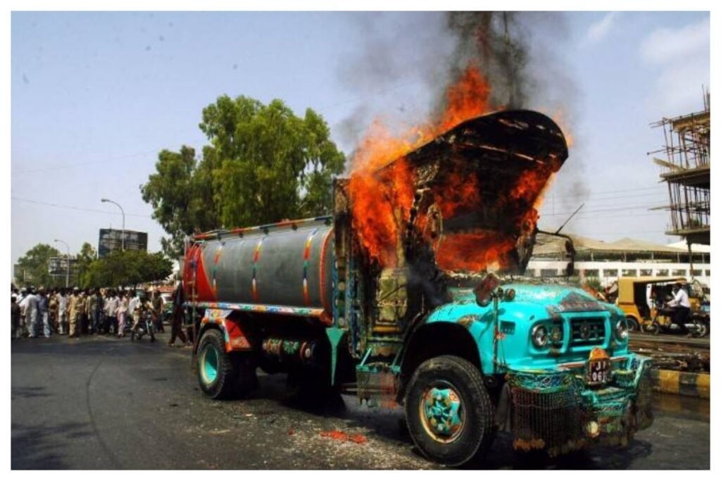 Water Tanker crushes woman in Karachi