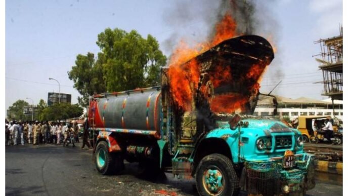 Water Tanker crushes woman in Karachi
