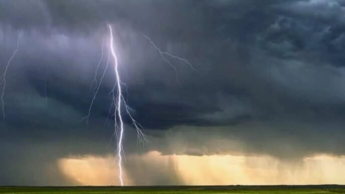 Weather alert issue as heavy rain and thunderstorms hit Pakistan