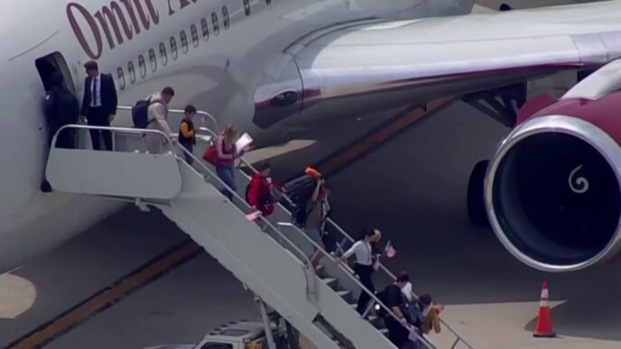 White South Africans arrive in U.S. from Johannesburg