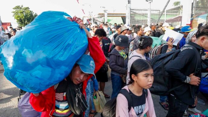 Border 'closure' hits both Cambodian migrant workers and Thai economy