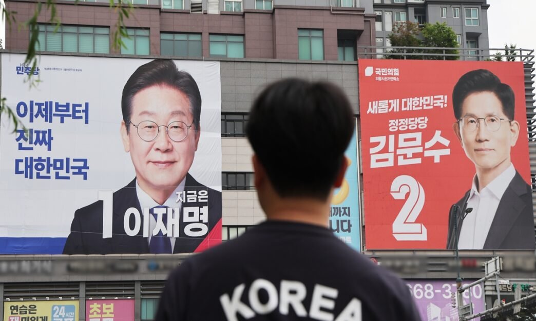 Banners for presidential candidates -- Lee Jae-myung (L) of the liberal Democratic Party and Kim Moon-soo (R) of the conservative People Power Party -- hang on a building in Uiwang, South Korea, 02 June 2025, on the eve of the presidential election. Photo: VCG