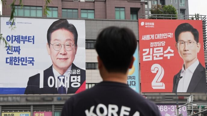 Banners for presidential candidates -- Lee Jae-myung (L) of the liberal Democratic Party and Kim Moon-soo (R) of the conservative People Power Party -- hang on a building in Uiwang, South Korea, 02 June 2025, on the eve of the presidential election. Photo: VCG