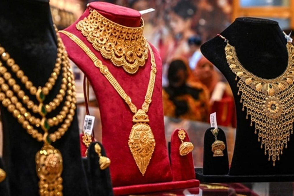 Gold prices decline in domestic and international markets