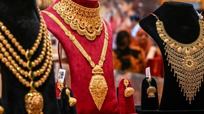 Gold prices decline in domestic and international markets