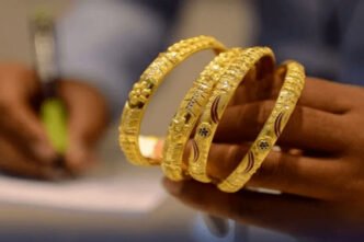 Gold prices drop by Rs 3,800 per tola in Pakistan