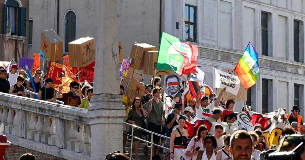 'Kisses yes, Bezos No,' protesters say, as Bezos wedding bonanza divides Venice
