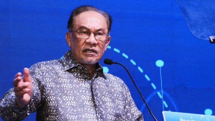 Malaysia's Anwar pitches joint economic zone with Singapore