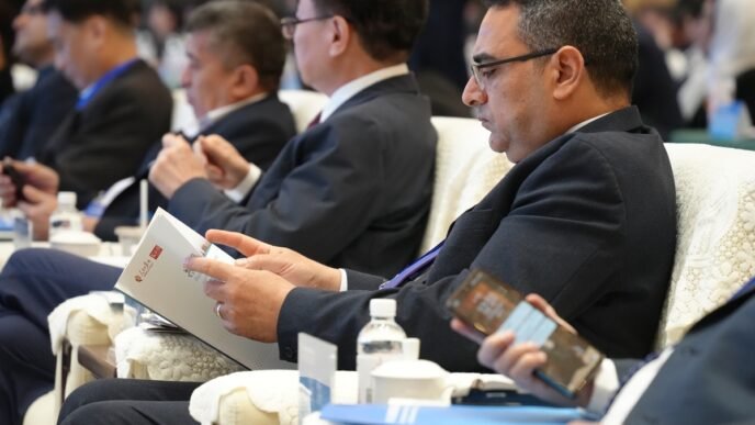 Guests at the 2025 Media Cooperation Forum of Shanghai Cooperation Organization Countries read the report